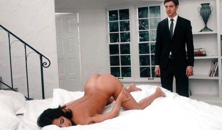 Властный босс жестко трахнул юную служанку на вилле как свою похотливую собственность!