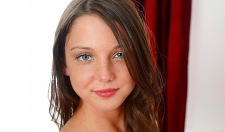 Ревнивая секси-красотка мчится на всех парах к парню: не дам выебать другую!