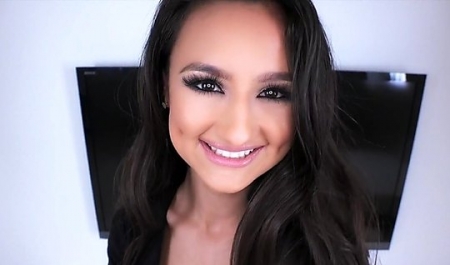 Аппетитную телочку местный ебырь разводит на сочный перепихон!