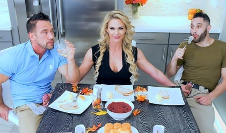 Сочная мамка с молодым пасынком и его дружком — смотреть онлайн бесплатно в HD