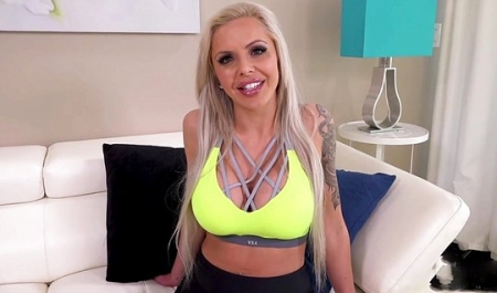 Горячая возрастная мамка на отдыхе ебется с мощным ебырем!