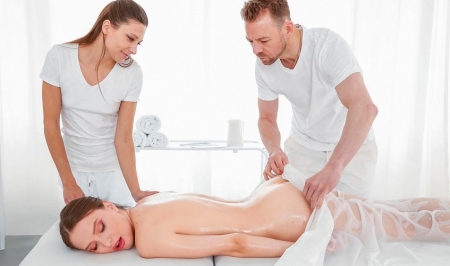 Горячая красотка на массаже: твердый хуй разрывает тугую задницу!