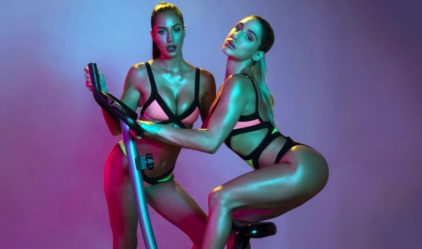 Две горячие лесбиянки в спортзале: страстный трах до оргазмического кайфа!