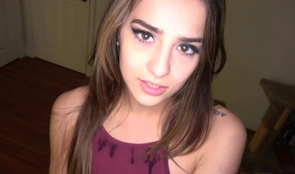 Жаркая молоденькая сестрёнка всегда готова к дикому перепихону с братом!