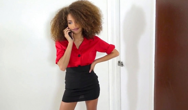 Горячая смазливая негритянка отдается соседу за ремонт: жаркое межрасовое порно!