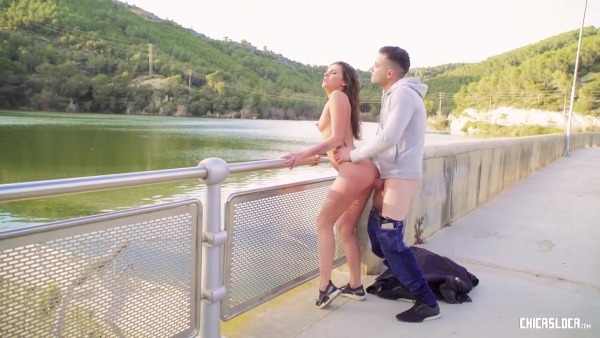 Итальянец жестко трахает русскую красотку и заливает горячее порно на 100pezd!