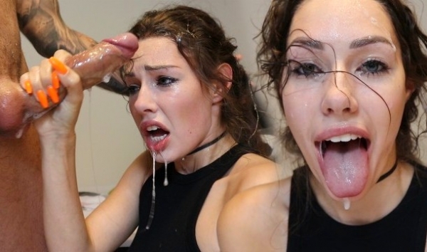 Друг жестко ебет в рот любимую женушку и заставляет глотать густую сперму!