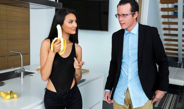 Похотливая сеструха без стеснения соблазняет брата на запретный трах!