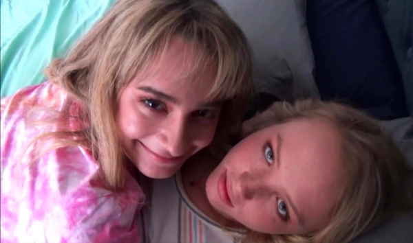 Две развратные сводные сестрички трахают отчима в домашней групповухе спальне!