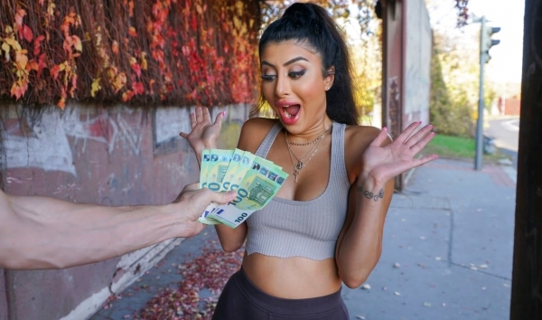 Подобрал сучку-туристку на улице: за евро жестко выебал в номере!