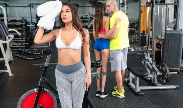 Парень из тренажерки сошел с ума от сочной жопы прелестной милфы и жестко ее отодрал!