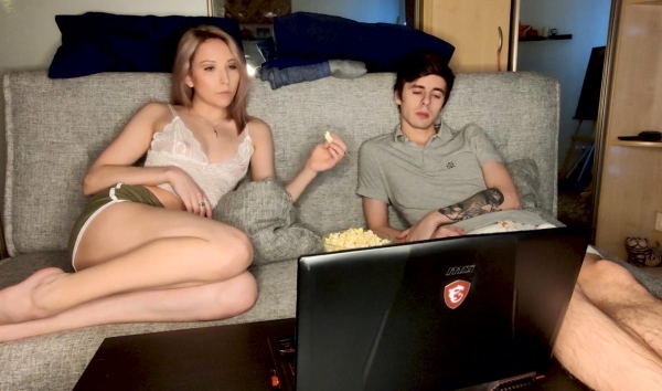 Горячая русская сестрёнка соблазняет брата на дикий домашний анал с двойным проникновением!