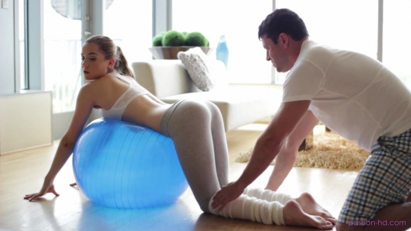 Милашка кончает мгновенно от жёсткой ебли раком – взрывной оргазм!