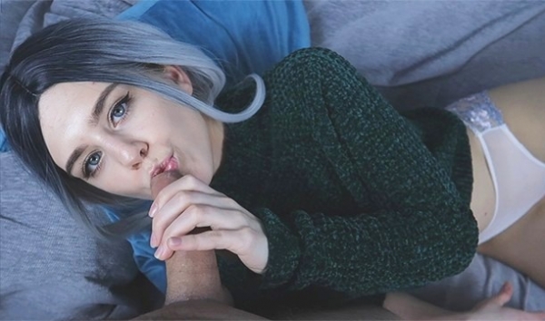 Горячая русская лапуля жадно сосет член и стонет от траха в мокрую манду! Домашнее порно 100Pezd