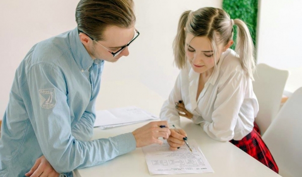 Парень жёстко трахает русскую студентку и готовит к экзамену членом!