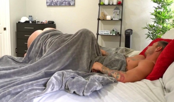 Горячая мачеха отсосала спящему пасынку и получила в роскошную манду его твердый возбужденный член!