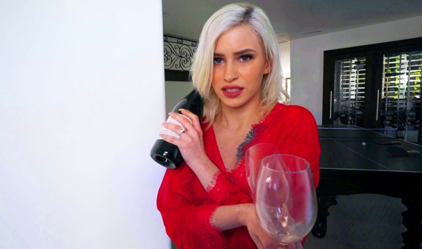 Секси милашка тает от нежного массажа и бурно кончает в домашнем трахе!