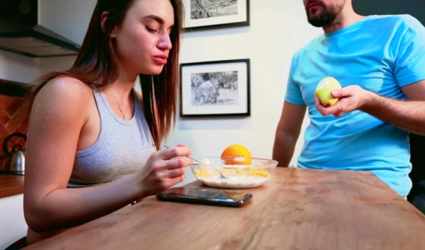 Нижегородская пара на карантине сосет член без денег! Жгучий минет за гроши