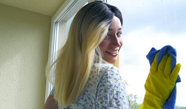 Горячая русская подруга убирает квартиру парню за жаркий домашний секс!