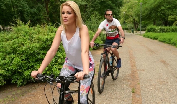 Горячая блондинка флиртует с одним, а стонет под пикапером – дикий трах!