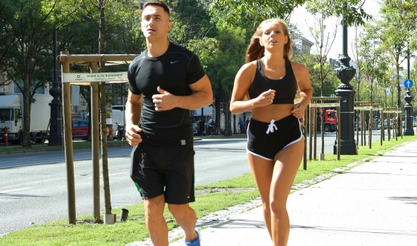 Иностранец рвет русскую подругу в тугую жопу – только жесткий анал!