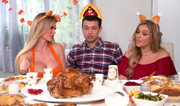 Чернявый парень вынужден жестко ебать мачеху и её замужнюю подругу!