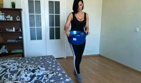 Мачеха застряла под диваном: пасынок оттрахал её в сочной позе раком!