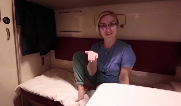 Соблазнил горячую красотку в поезде: дикий секс в тесном купе!