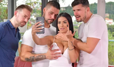 Грудастая крошка трахается во все дырочки с тремя фанатами — порно для бывшего!