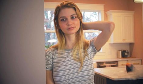 Усатый брат жестко ебет русскую сводную сестричку-милашку и заливает спермой внутри!