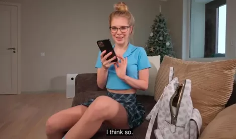 Горячая россиянка соблазняет одноклассника и отдается во все дырочки!