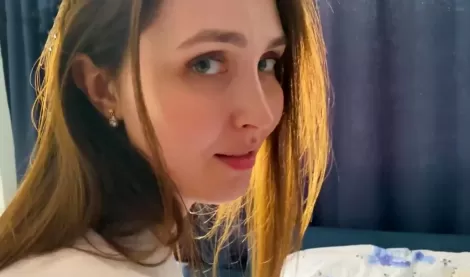 Горячая мачеха трахает пасынка жестко: друзья кинули паренька, она в экстазе!