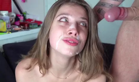 Жестко ебет русскую блядь в домашнем порно! Сперма заливает ее похотливое лицо
