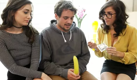 Мамочка учит пасынка презерватив надевать и ебать подругу – сама прыгнула в их оргию!