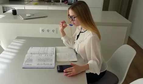 Трахаю русскую студентку: приятно, полезно и кайфово для члена!