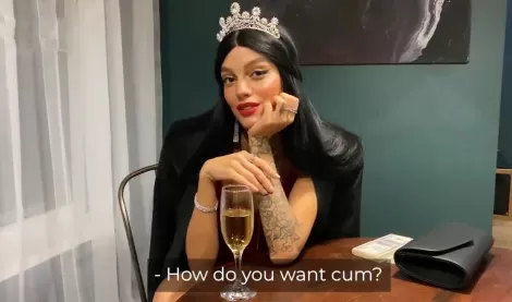 Московский мажор за бабки позвал сучку в хату и жестко выебал во все дырочки!