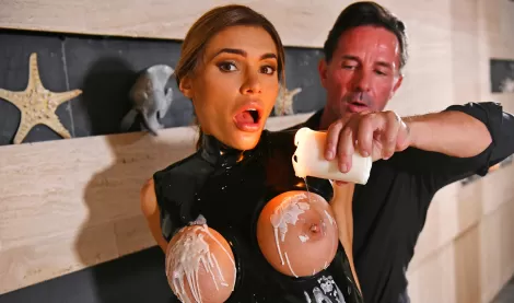 Жестко рвут русскую милфу в БДСМ: двойное проникновение без пощады!