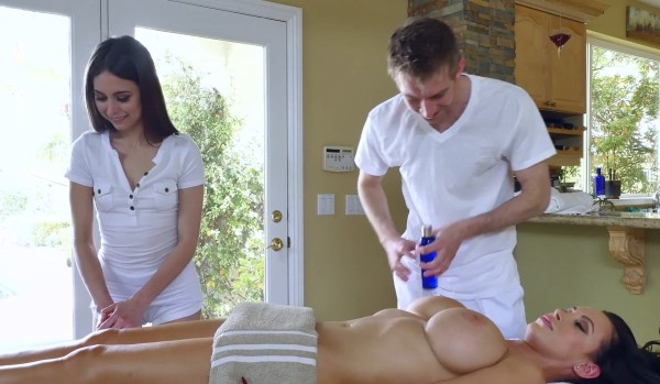 Просила нежный массаж, а получила здоровенную елду в тугую вагину! Русская озвучка