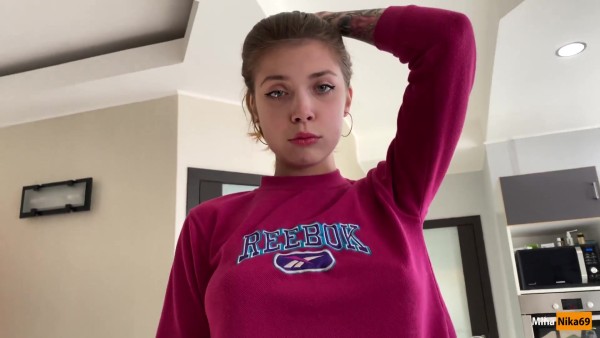 Сестра рылась по квартире за резинкой для волос и наткнулась на огромный хуй брата!