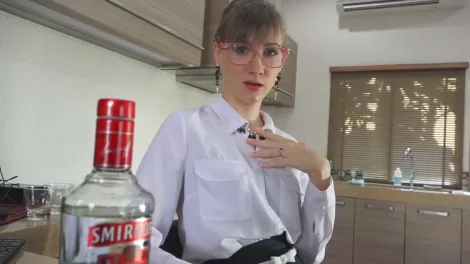 Пьяная русская мачеха напилась водки с пасынком и дала себя жестко оттрахать на кухне!