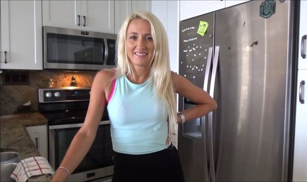 Тётя и племянник втайне от всех трахаются — смотреть онлайн бесплатно в HD