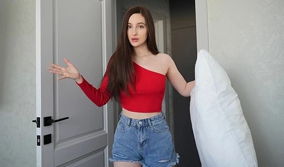 Сестра в моей постели ночью: сосет хуй и стонет под жестким трахом!