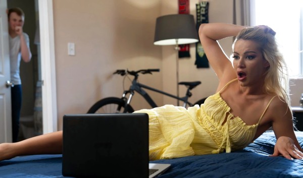 Горячая мачеха возбудилась от порно на ноутбуке и жадно отдалась пасынку в тугой анал!