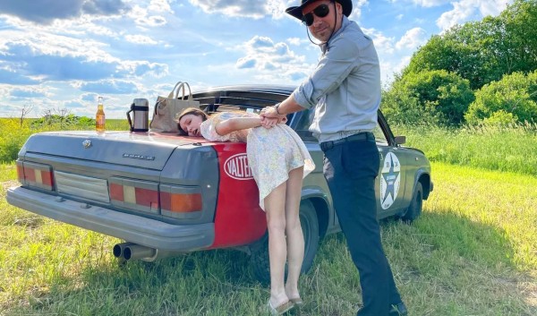 Жесткий анал в поле: трахает русскую деревенскую шлюху до визга!