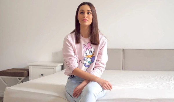 Реальный порно-кастинг: русская милашка Мари трахается до оргазма!