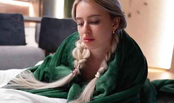 Брат выебал красивую сестру-милашку и залил спермой ее трусики!