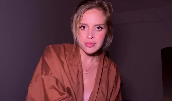 Похотливая мачеха подсматривает за членом в душе и ночью прыгает в мою постель!