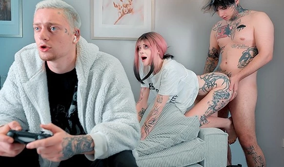 Пока друг дрочит на приставку, я жарю его сочную телку — горячая помощь ближнему!