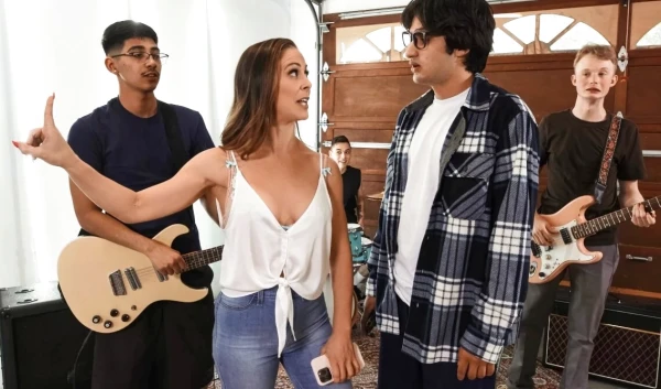 Мамка vs панк-группа: дикий трах за цензуру, жаркая групповуха за творчество и спермовый финал на лице!