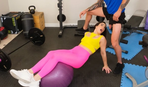 Горячая брюнетка заскучала в зале: огромный член новичка разжёг анальный огонь вместо кардио!